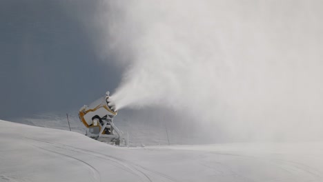 Foto-Fija-Cinematográfica-De-Un-Potente-Generador-De-Nieve-Que-Produce-Polvo-Fresco.