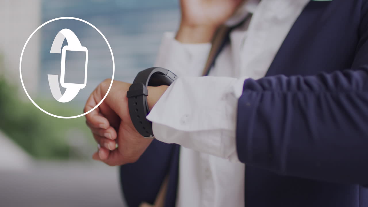 animación de iconos de los medios sobre un empresario caucásico que usa reloj inteligente y teléfono inteligente