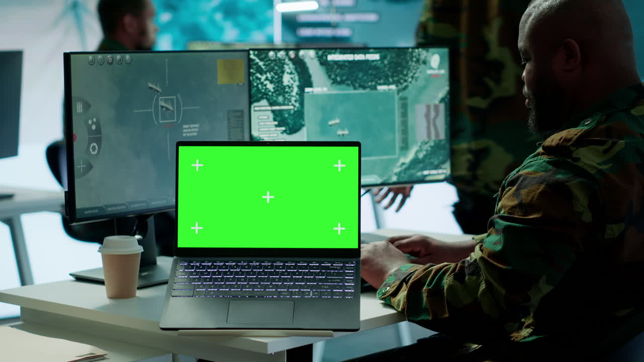 experto recopilando información en tiempo real junto a la pantalla de teclas de croma aislada