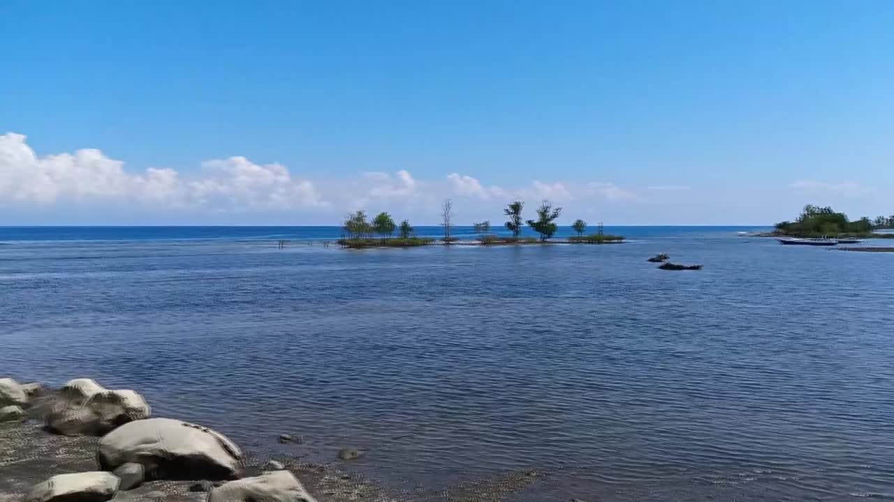 pan shooting de una playa desconocida en mamuju, sulawesi occidental, indonesia