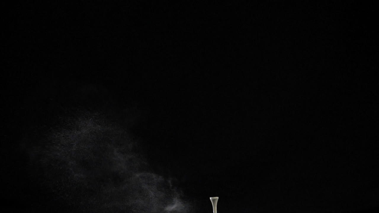 검정색 배경으로 골프공을 치는 드라이버의 서사시적인 슬로우 모션 샷