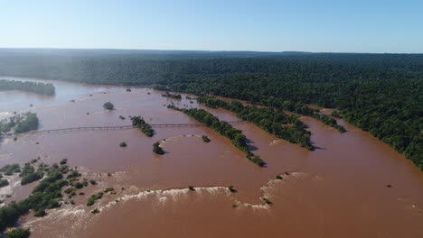 vista aérea del parque nacional del iguazú, con pasarelas elevadas que conducen a la impresionante garganta del diablo