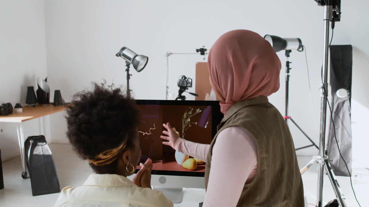 fotografi che guardano le foto