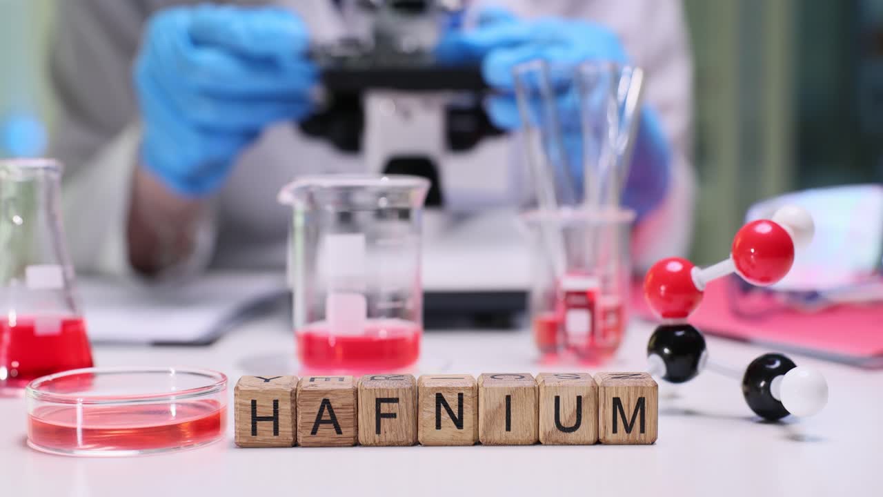 Parola Afnio su un tavolo in un laboratorio scientifico con microscopio