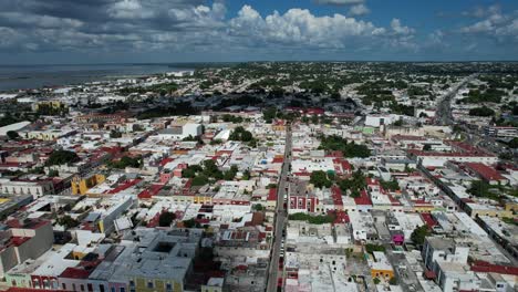 Seitliche-Drohnenaufnahme-Der-Ummauerten-Stadt-Campeche-In-Mexiko