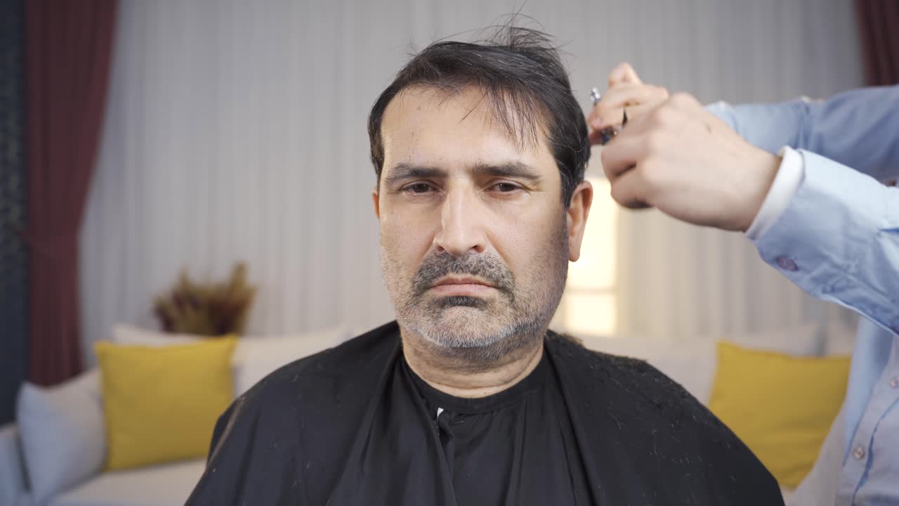 아픈 남자의 가정 치료.