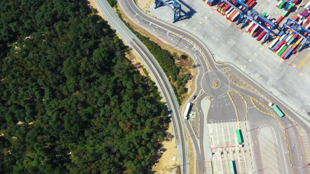 barco de contenedores del puerto marítimo que trabaja para el envío de contenedores de entrega y el fondo del almacén de contenedores