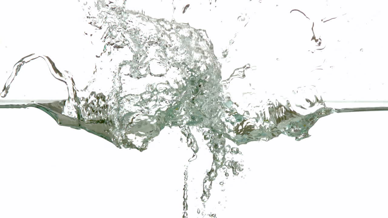 pera sumergiéndose en el agua sobre un fondo blanco