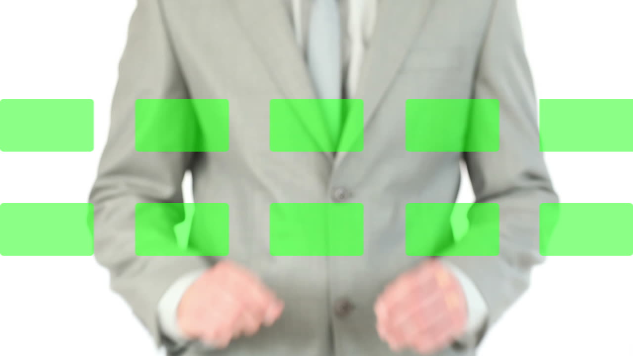 사업가가 터치 스크린에서 복사 공간을 활성화합니다.