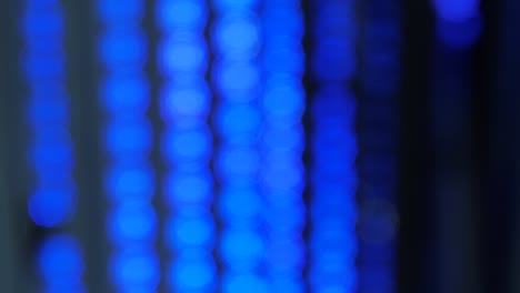 líneas abstractas luces azules en cámara lenta. efecto bokeh de la fiesta de presentación. luces de neón azules parpadeantes borrosas. industria del entretenimiento. rayos pulsantes desenfocados de las luces del escenario de un club nocturno o sala de conciertos