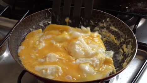 Huevos-Cocinando-En-Una-Sartén