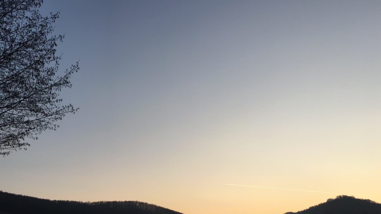 이른 봄 시즌, 일몰에서 오는 아름다운 빛과 함께 숲길을 걷다