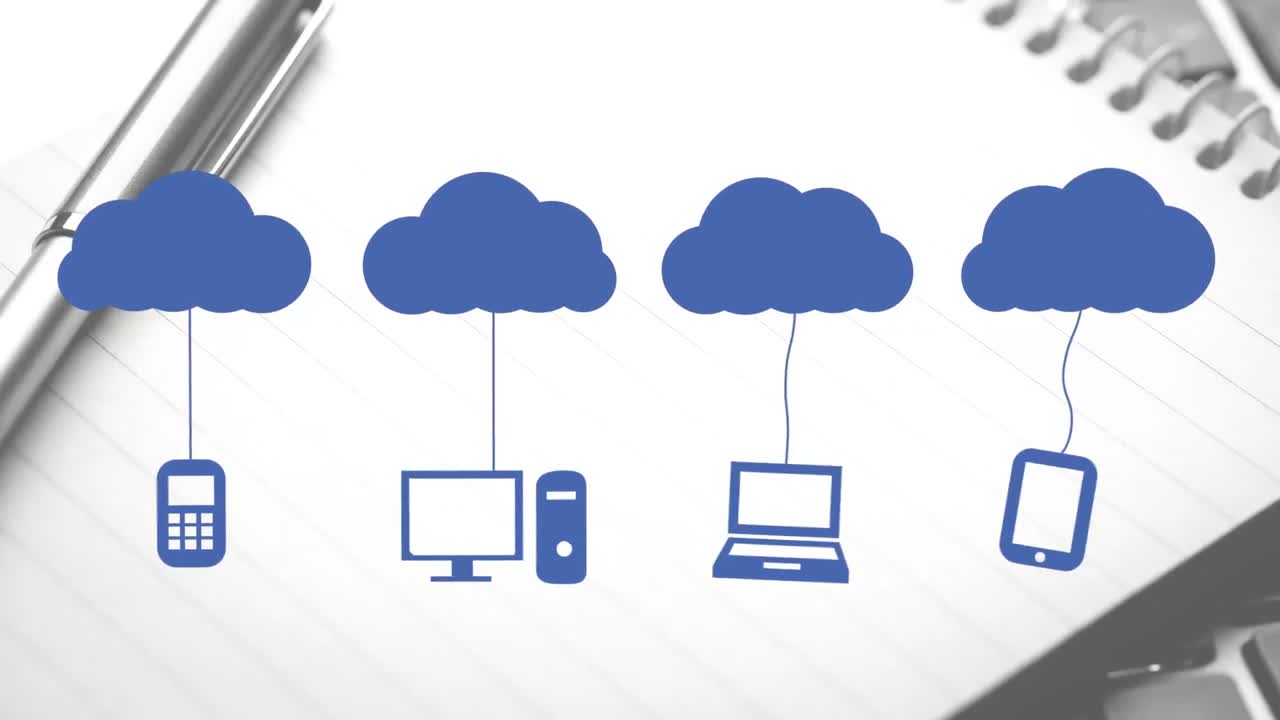 animación de nubes e iconos digitales sobre el cuaderno y el bolígrafo en el escritorio