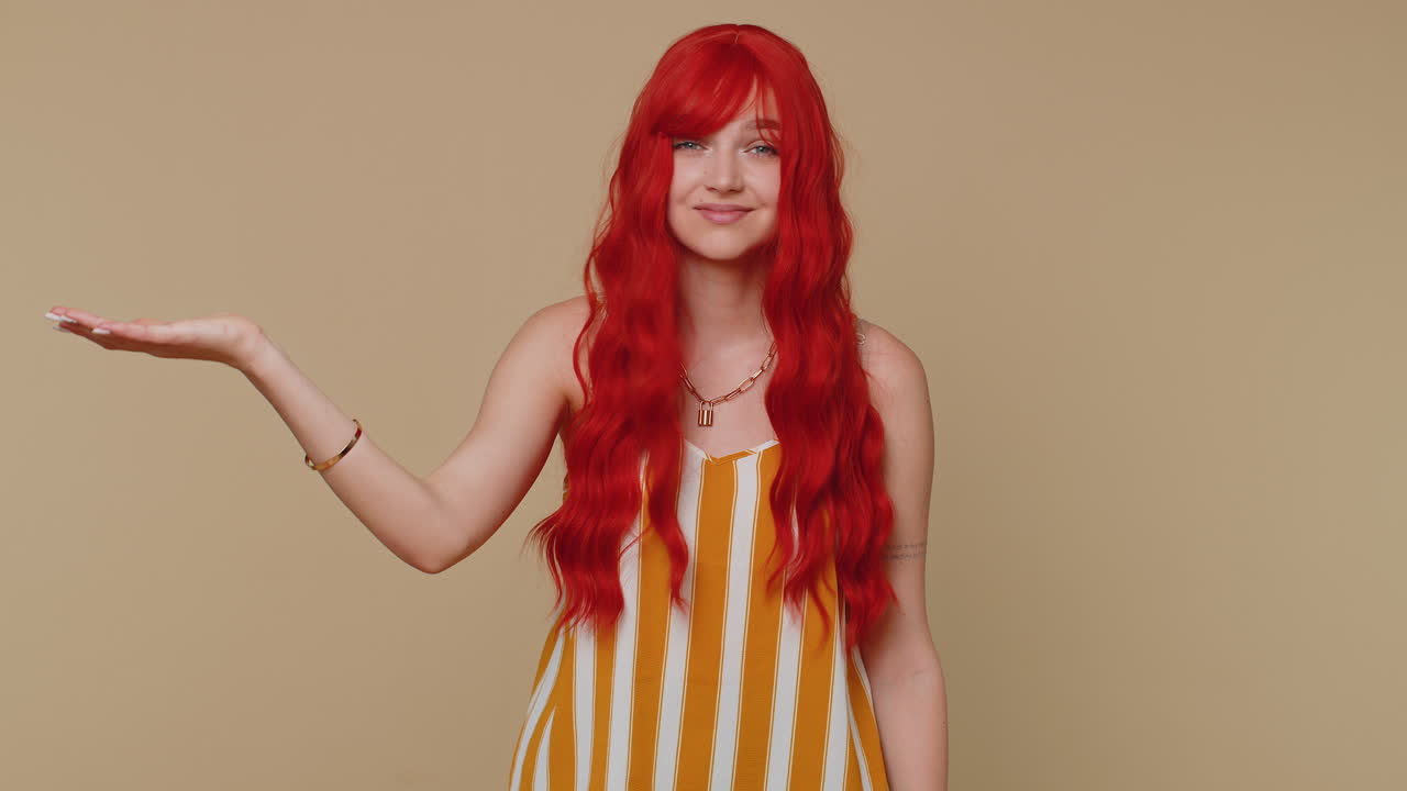 화가 난 빨간 머리 스타일리시한 소녀 얼굴 손바닥 제스처, 지루한 느낌, 결과에 실망, 나쁜 소식