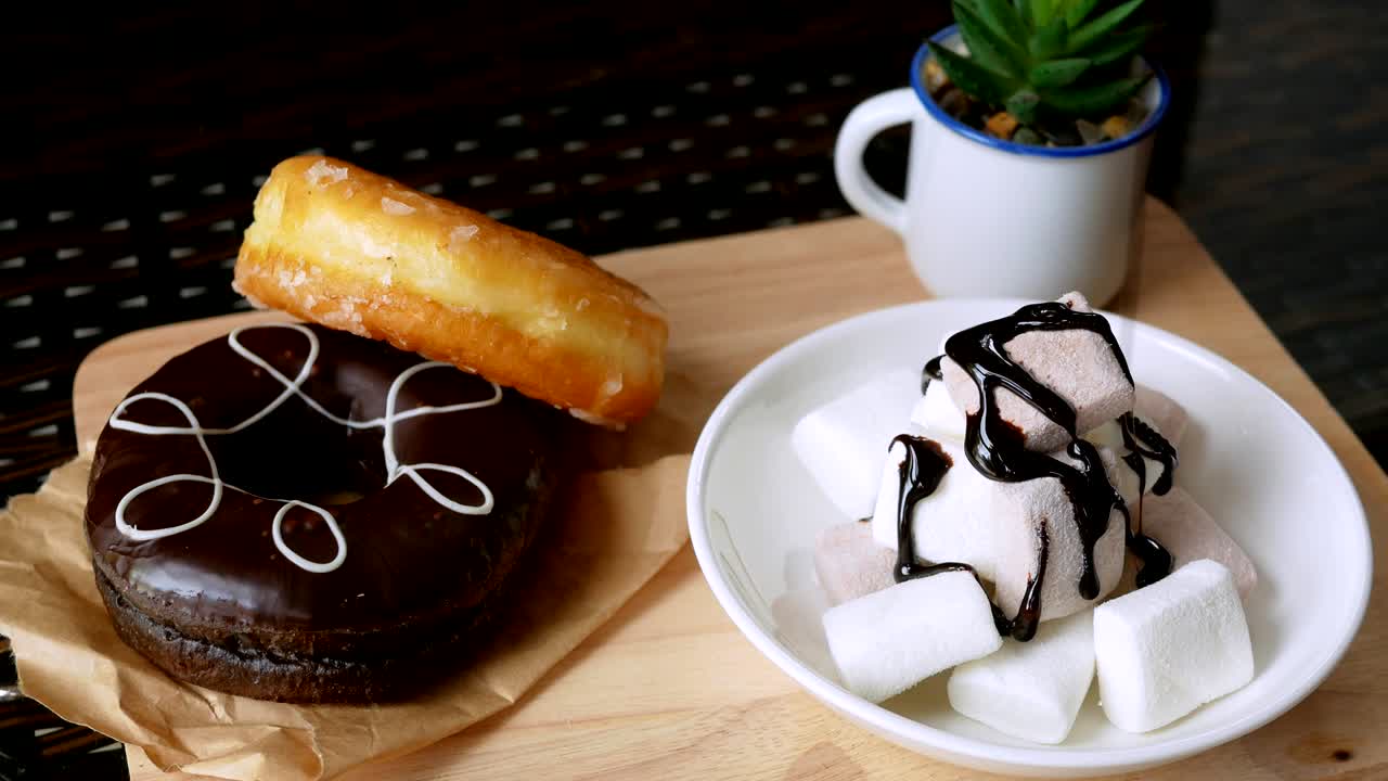 마쉬멜로와 도이 테이블에 있습니다.