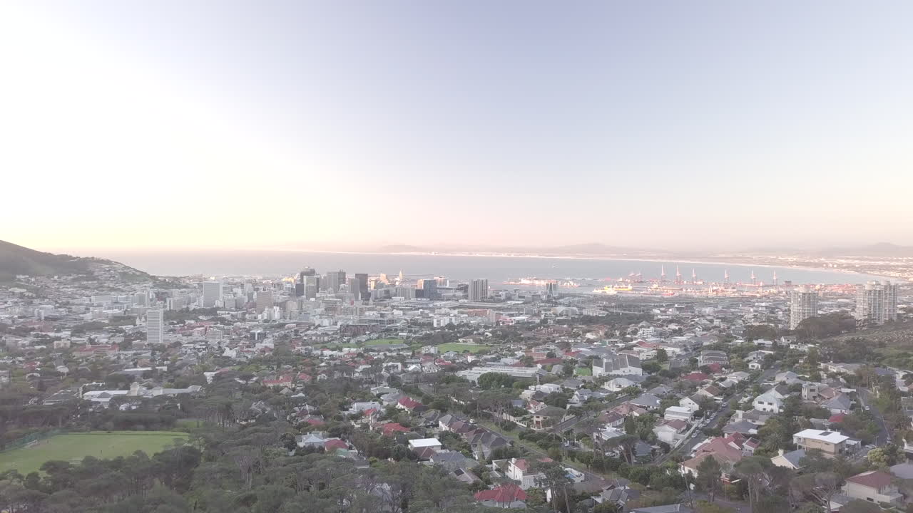 도시 위의 해가 지는 모습