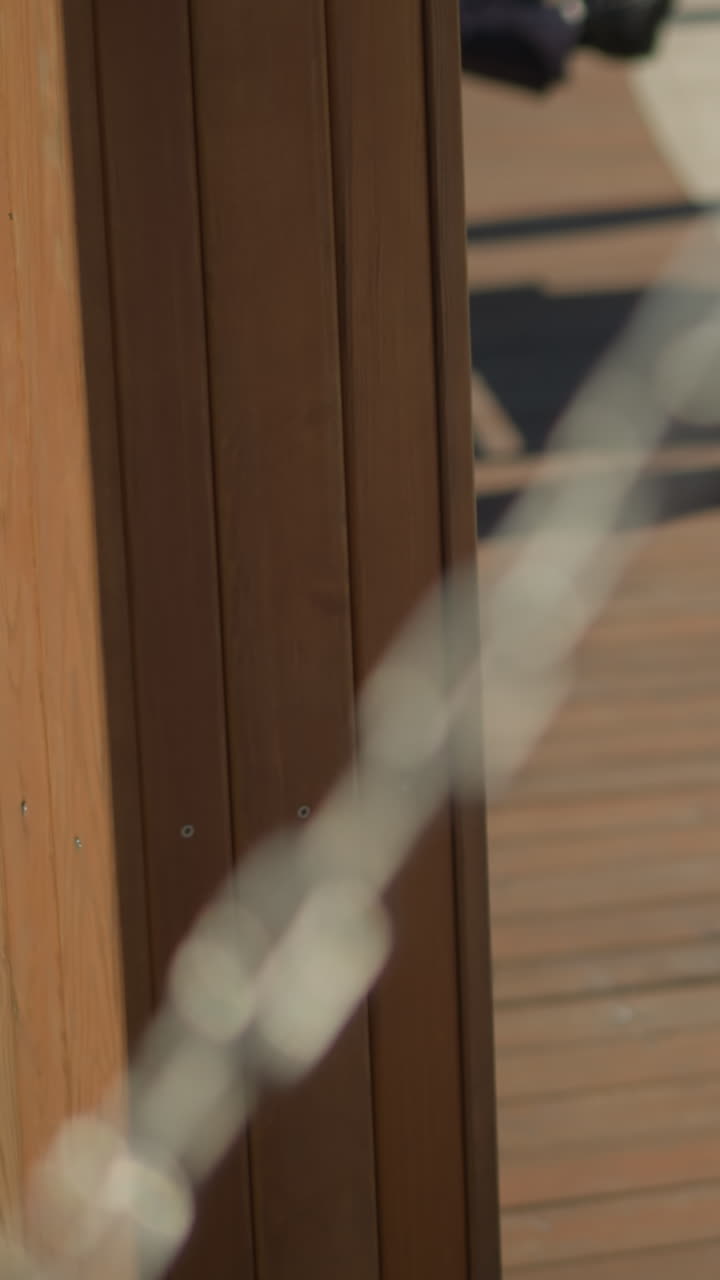 borrón artístico de una mujer balanceándose suavemente, centrarse en la atmósfera del parque iluminado por el sol con varias personas balanceándose cerca, evocando un día de verano tranquilo