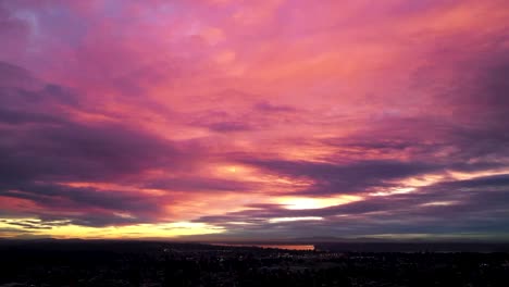 Cielo-Dramático-Durante-La-Puesta-De-Sol-Sobre-La-Ciudad---Del-Anochecer-A-La-Noche---Timelapse