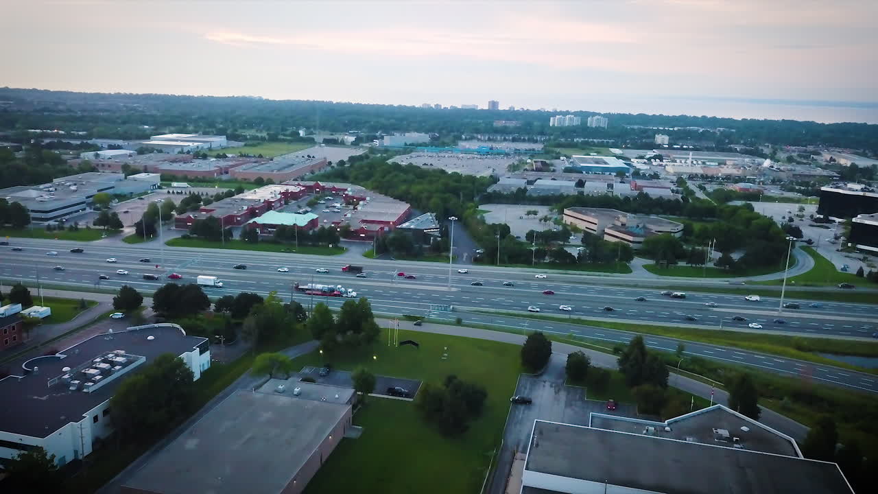 toma aérea de una concurrida carretera de la ciudad en una zona industrial