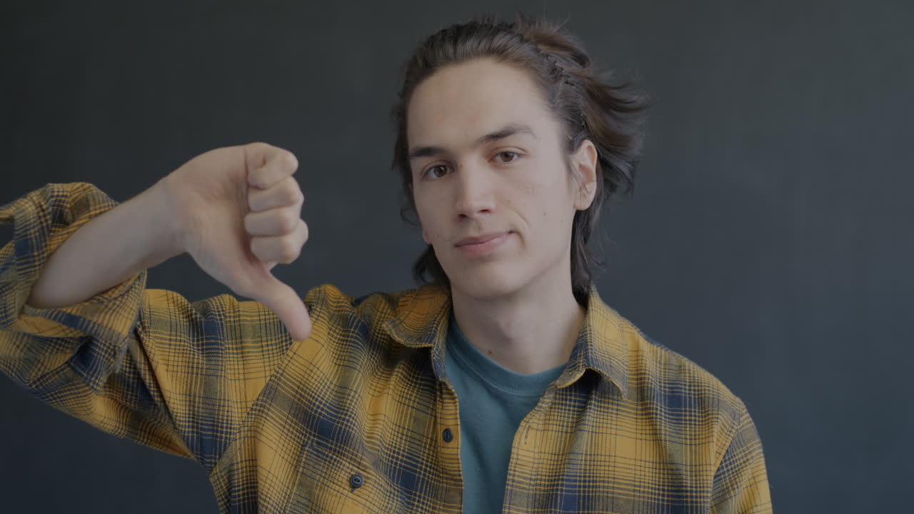 hombre dando un pulgar hacia abajo