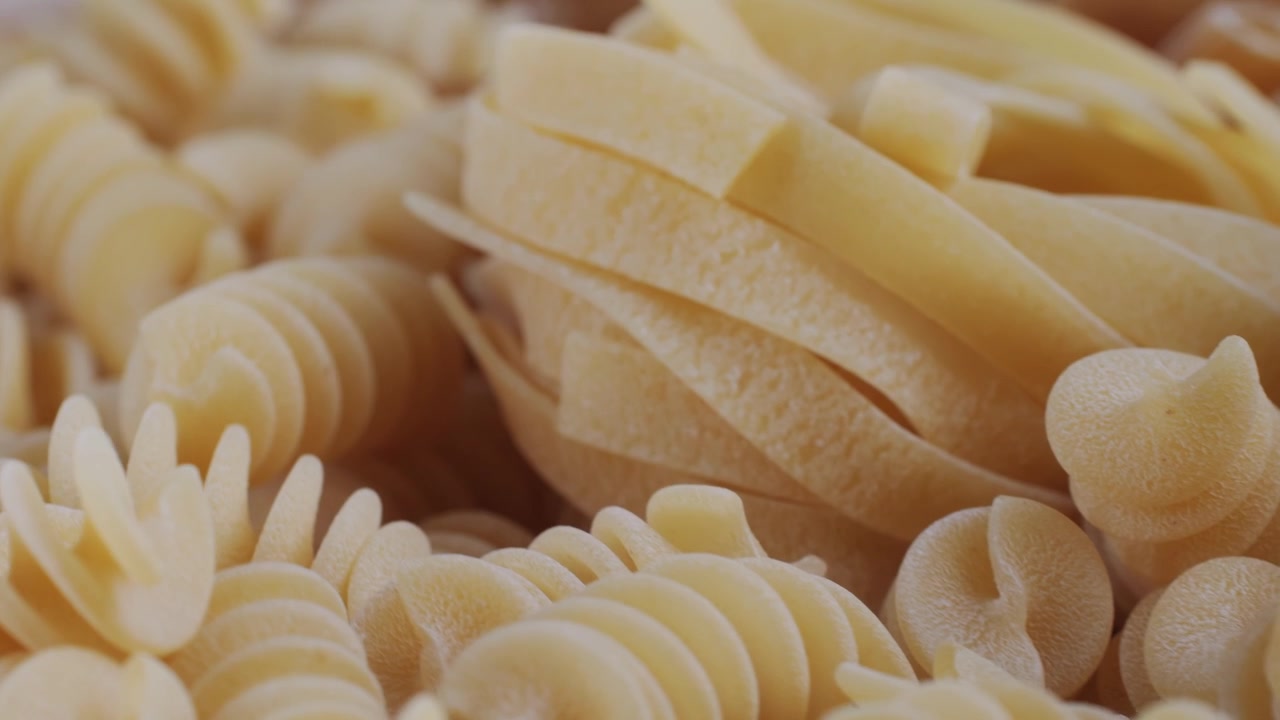 Primo piano di varietà assortite di pasta secca