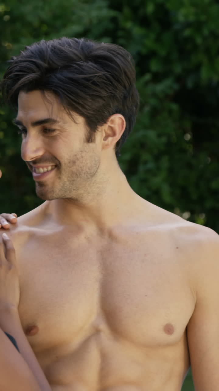 ⁇ 만적 인 부부 가 서로  ⁇ 안고 있다