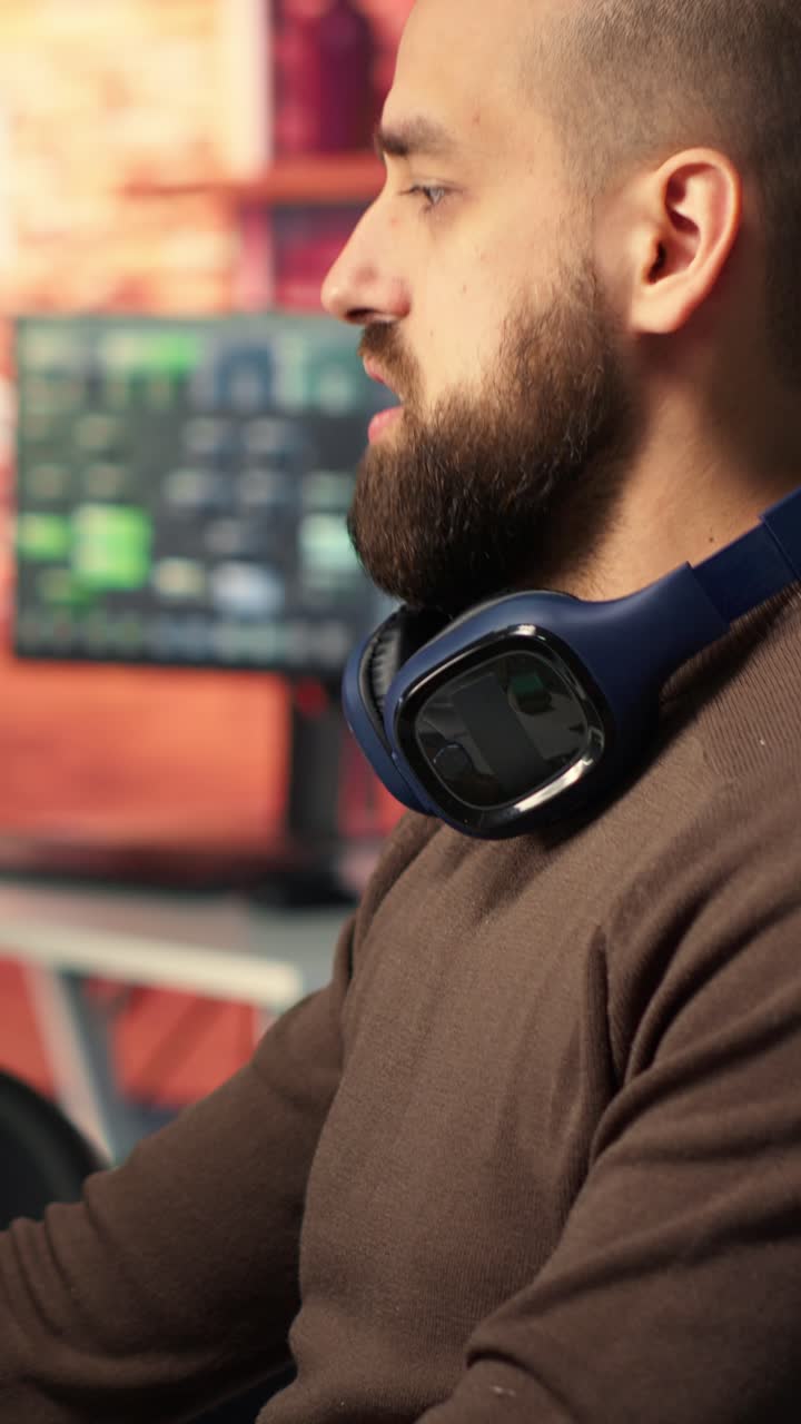 Vertikal video: To udviklere interagerer med virtuel AI-assistent på pc