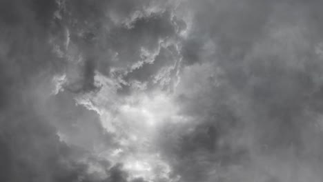 Atmósfera-De-Tormentas-Eléctricas-Y-Nubes-Oscuras