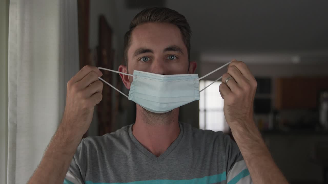 covid 전염병 마스크를 벗고 젊은 남자