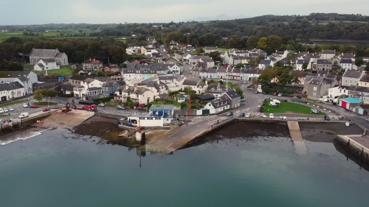 vista aérea del pueblo de strangford en un día nublado, condado de down, irlanda del norte