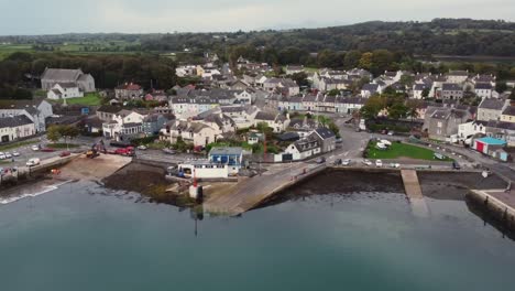 vista aérea del pueblo de strangford en un día nublado, condado de down, irlanda del norte