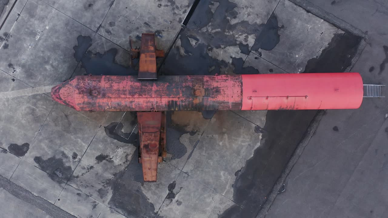 antena de arriba hacia abajo del avión ficticio en el campo de entrenamiento de incendios en el aeropuerto