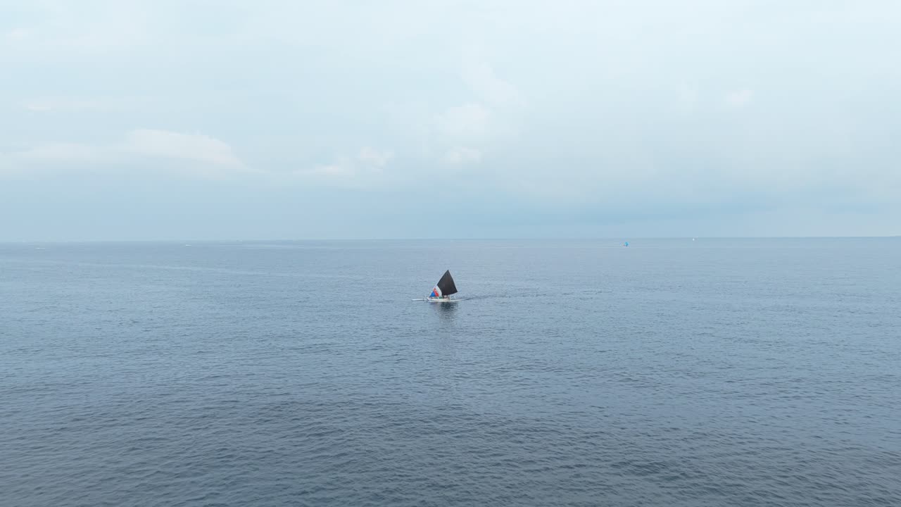 Barca da pesca balinese tradizionale jukung che naviga ad Amed