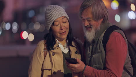 Noche,-Teléfono-Y-Pareja-Senior-En-La-Ciudad.