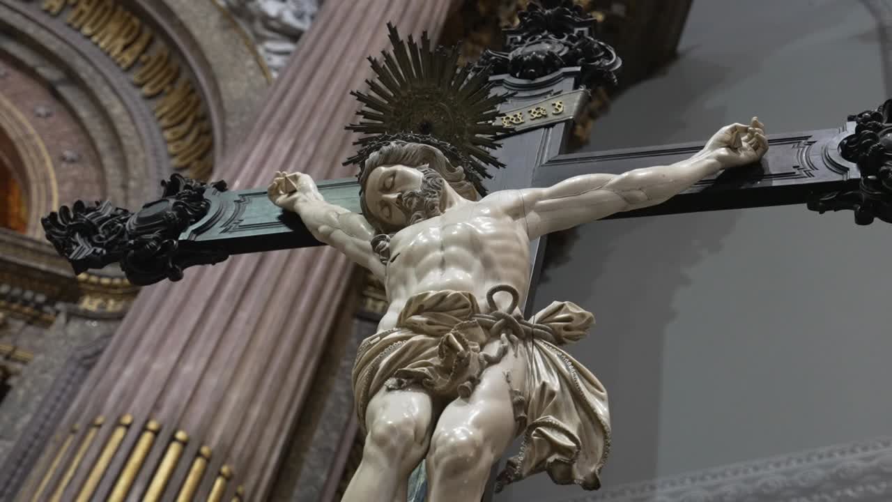 majestuoso crucifijo de mármol en medio de la opulenta arquitectura de la iglesia