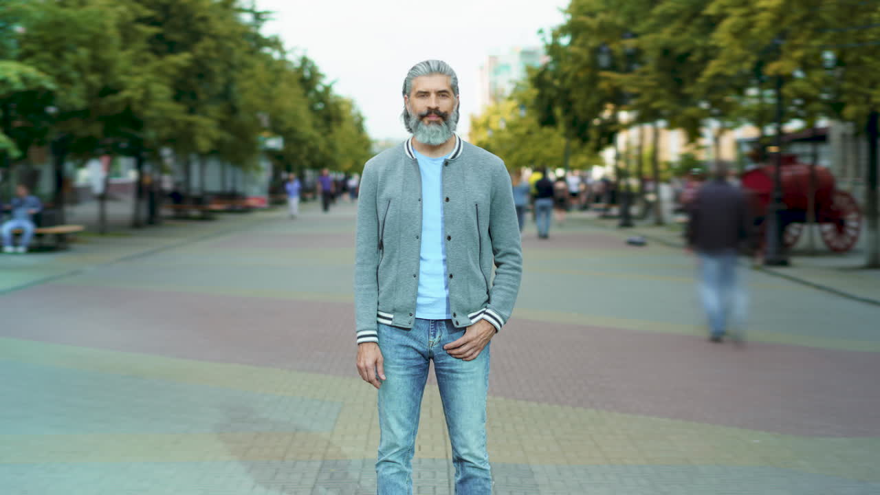 Uomo in piedi sulla strada della città