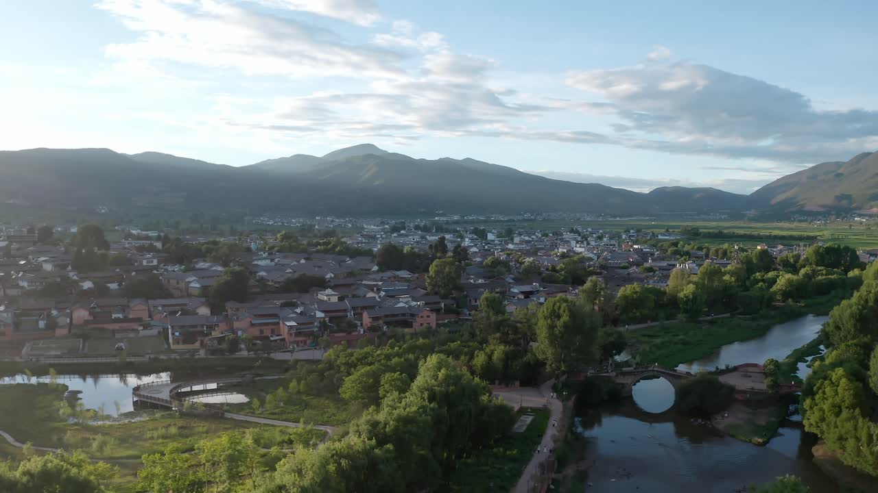 pueblo y campos en shaxi, yunnan, china.