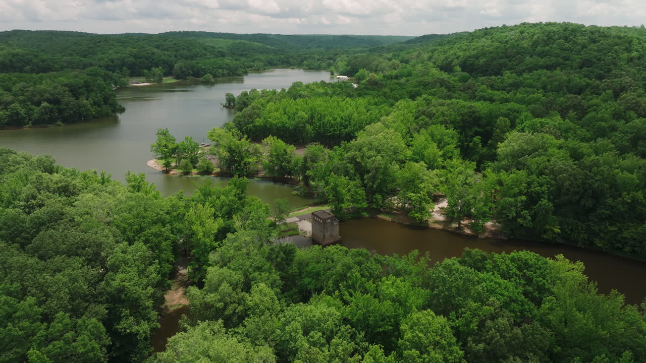 paisaje sereno de la naturaleza en el parque estatal de aterrizaje de cola de ratón, linden, tennessee, ee.uu. - toma aérea
