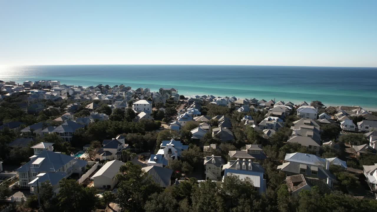 Betagende luftfoto av hus og akvablått vann på stranden i 30A, Florida, USA