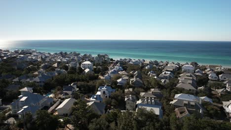 Impresionante-Vista-Aérea-De-Casas-Y-Agua-Azul-Aguamarina-En-La-Playa-En-30a,-Florida,-Estados-Unidos