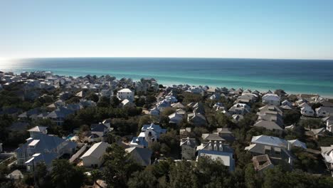 impresionante vista aérea de casas y agua azul acuática en la playa en 30a, florida, estados unidos