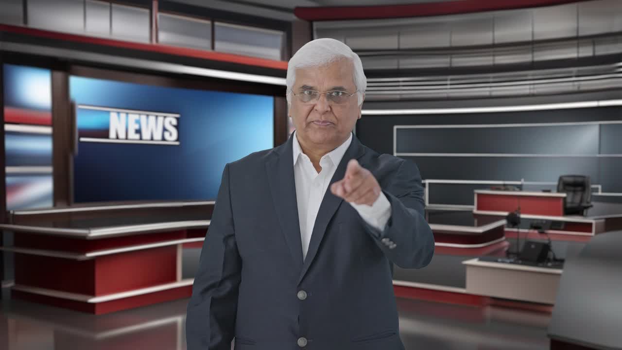 분노한 인도 고위 기자가 뉴스를 읽고 있습니다.