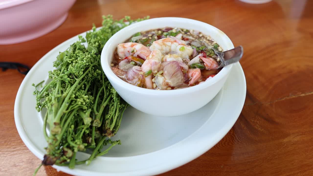 녹색 러드 가 드레싱 과 여 있다