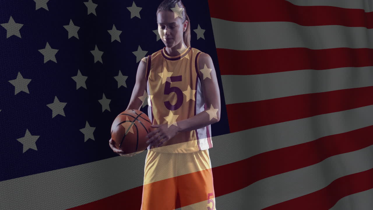 animación de la bandera de los ee.uu. sobre la jugadora de baloncesto caucásica