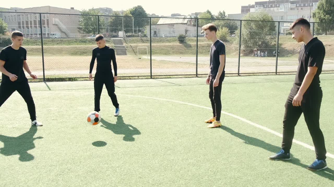 젊은 축구 선수 들 이 경기장 에서 축구 를 훈련 시키고 있다