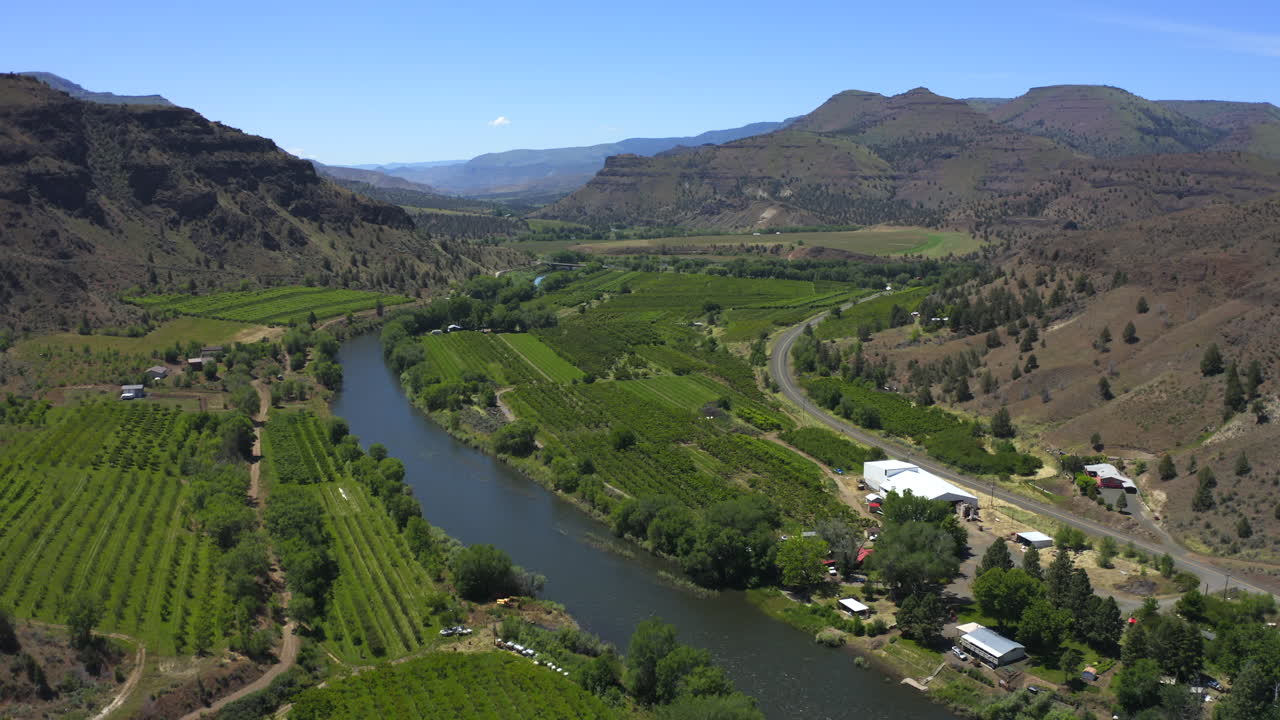 Sorvolando i frutteti di Kimberly nell'Oregon orientale.