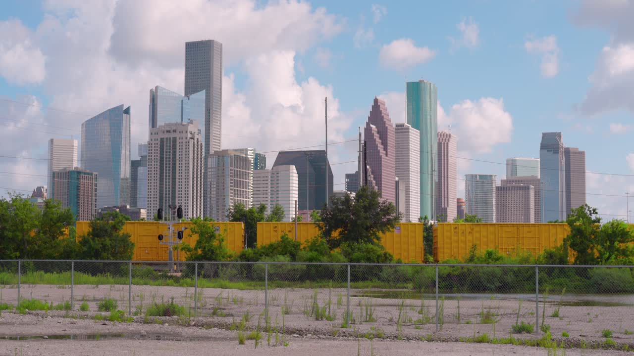 Plano de estabelecimento do centro de Houston, Texas, em um dia nublado, mas ensolarado, enquanto um trem passa