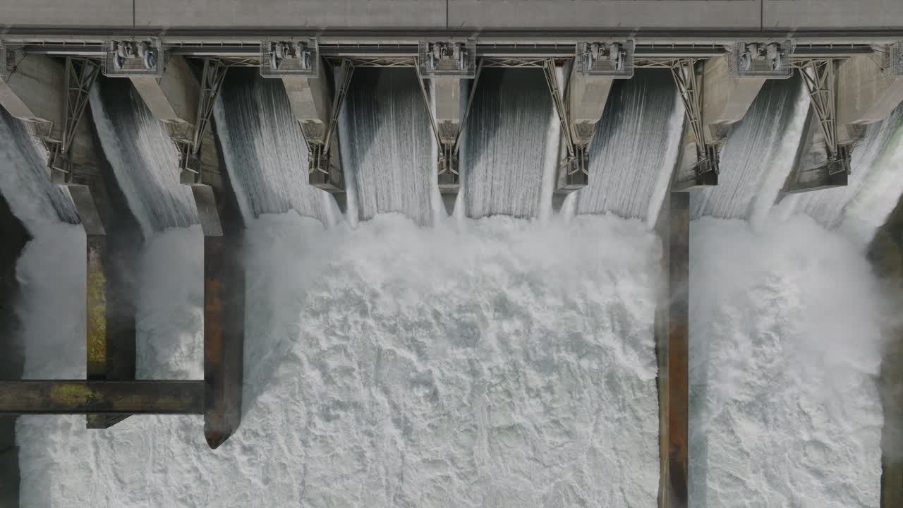 컬럼비아 강-5를 따라 수력 발전 댐의 드론 공중