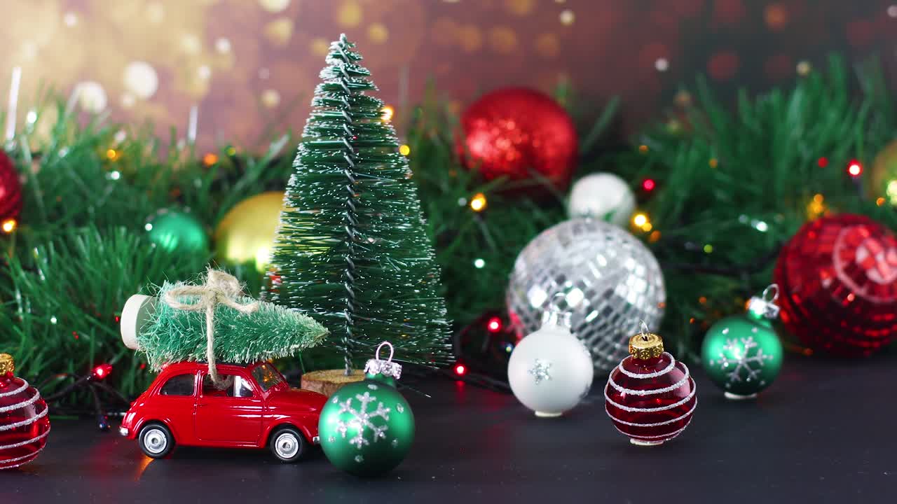 박이는 불빛과 다채로운 장식품으로 크리스마스 장식.