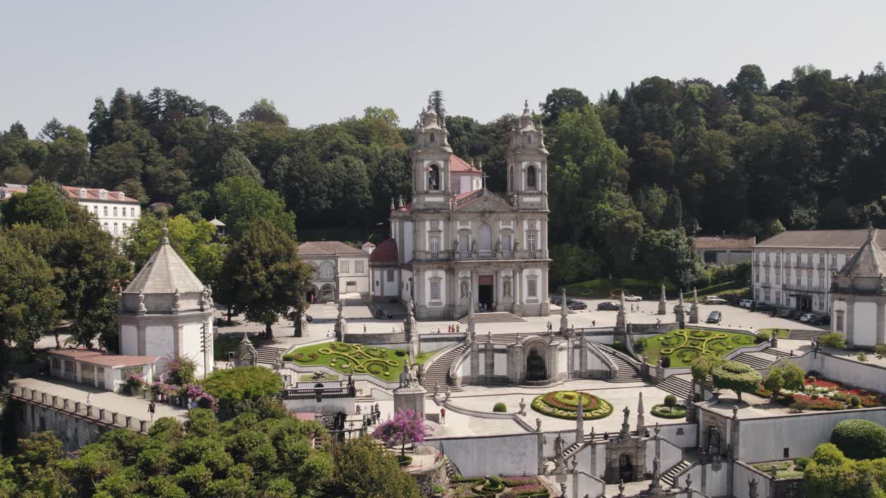 jardines y fachada del santuario bom jesus do monte en braga, portugal